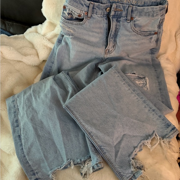 Size 2 Regular American Eagle Outfitters Ripped Light Blue Curvy Baggy Jeans - Picture 6 of 8